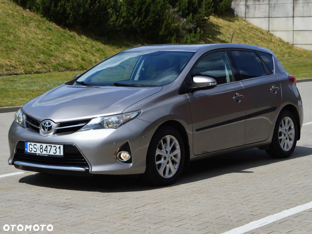 Toyota Auris 1.6 Premium + - 1