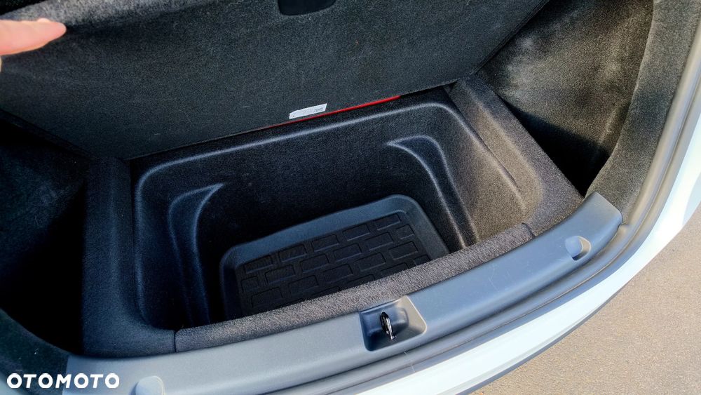 Tesla Model Y - 10