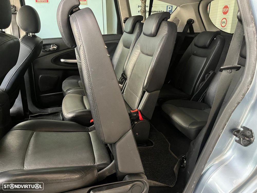 Ford S-Max 2.0 TDCi Titanium 7L — fotografia 12
