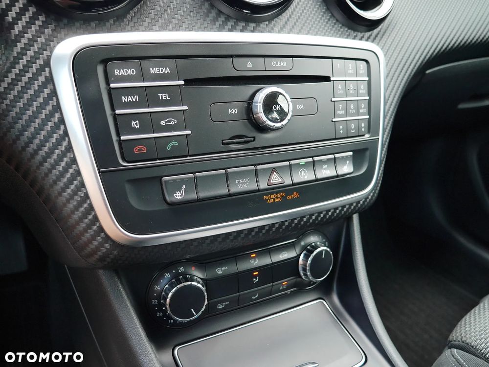 Mercedes-Benz GLA 180 7G-DCT - 25