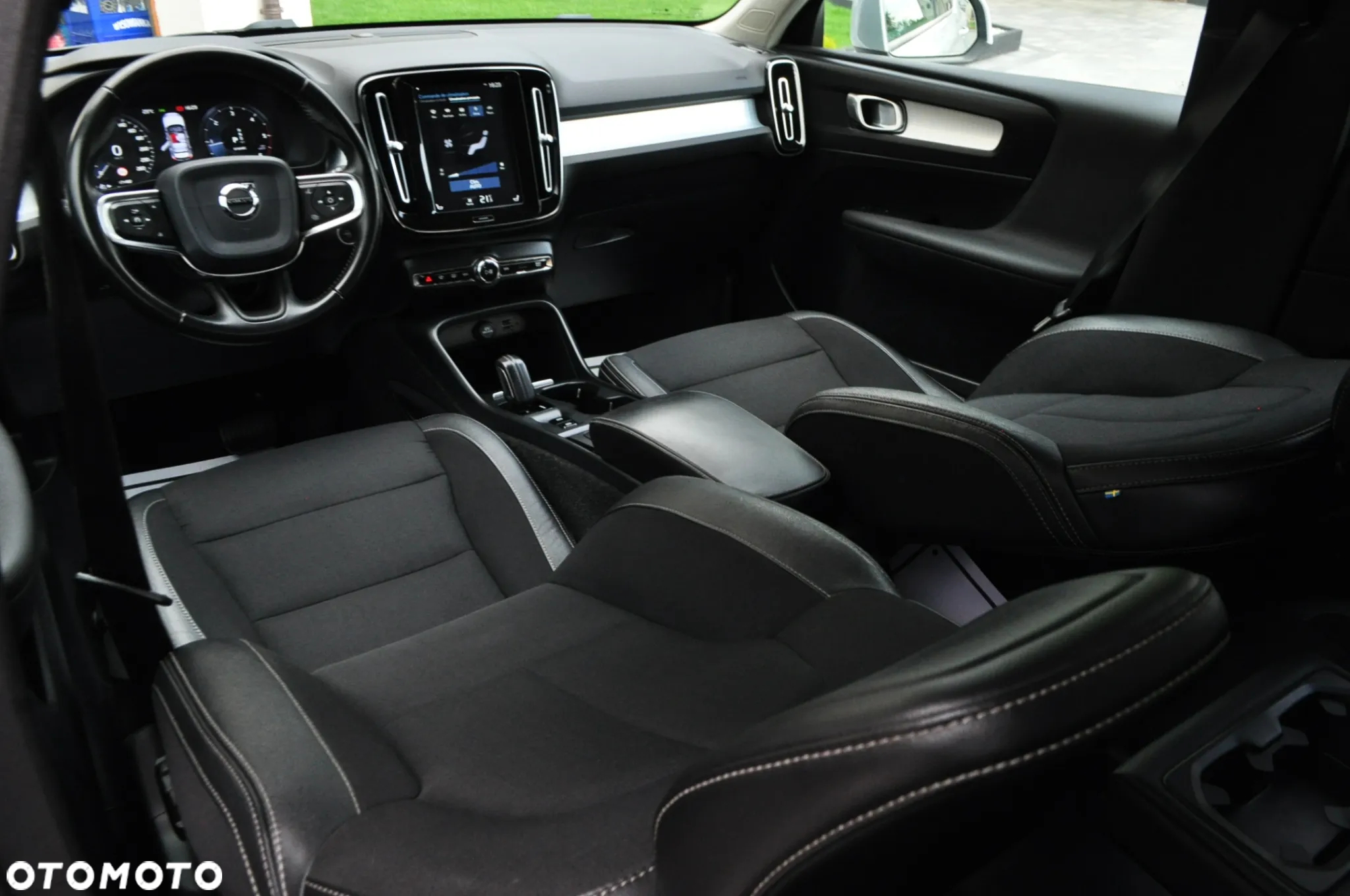 Volvo XC 40 D3 AWD Momentum Pro - 24