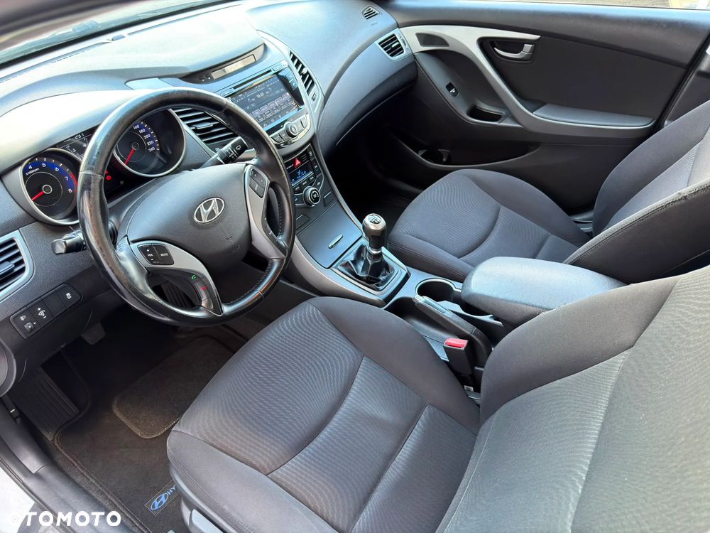 Hyundai Elantra 1.6 Comfort - 9
