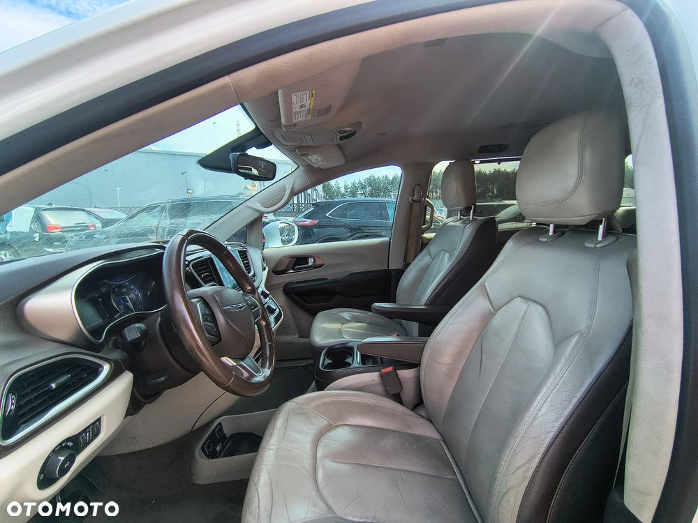 Chrysler Pacifica - 12