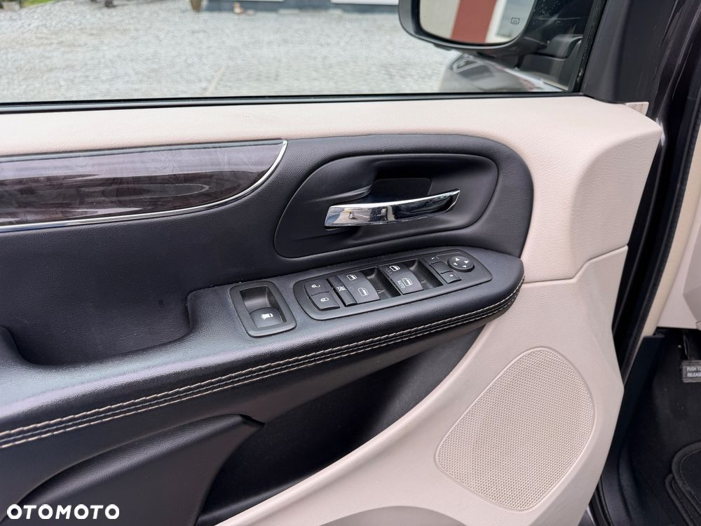 Chrysler Town & Country - 40