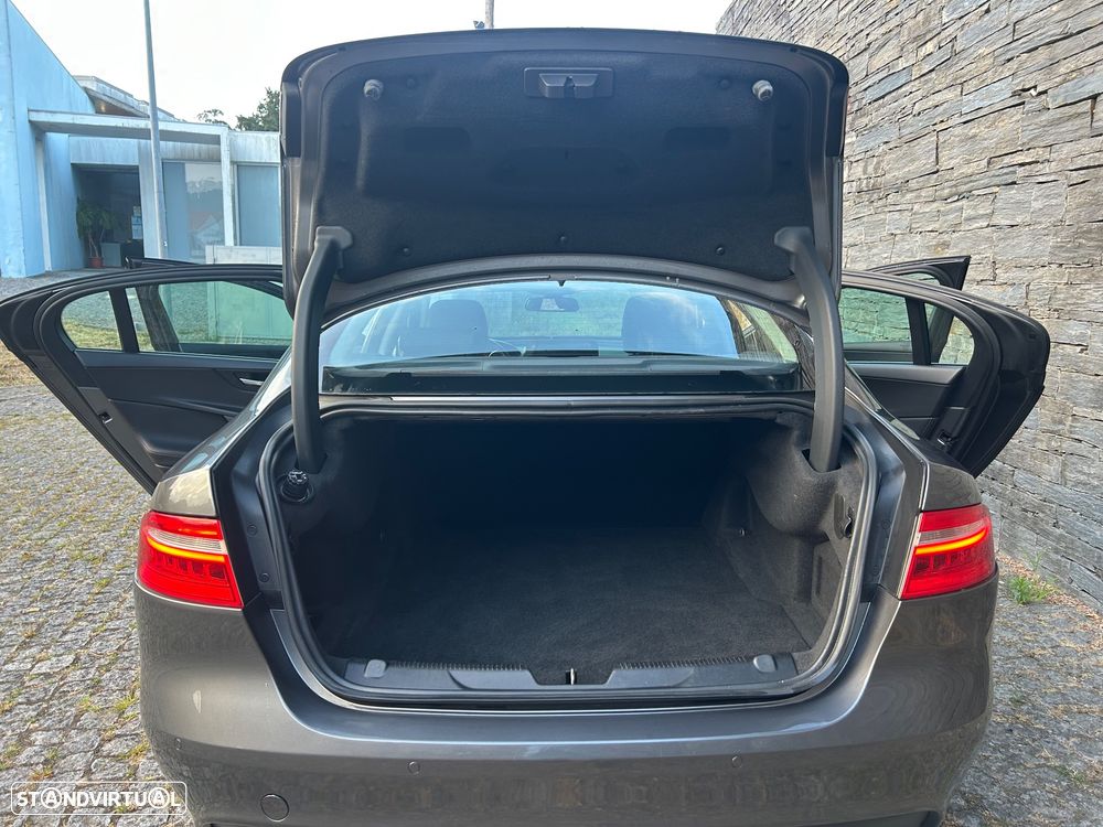 Jaguar XE 2.0 D Portfolio - 24