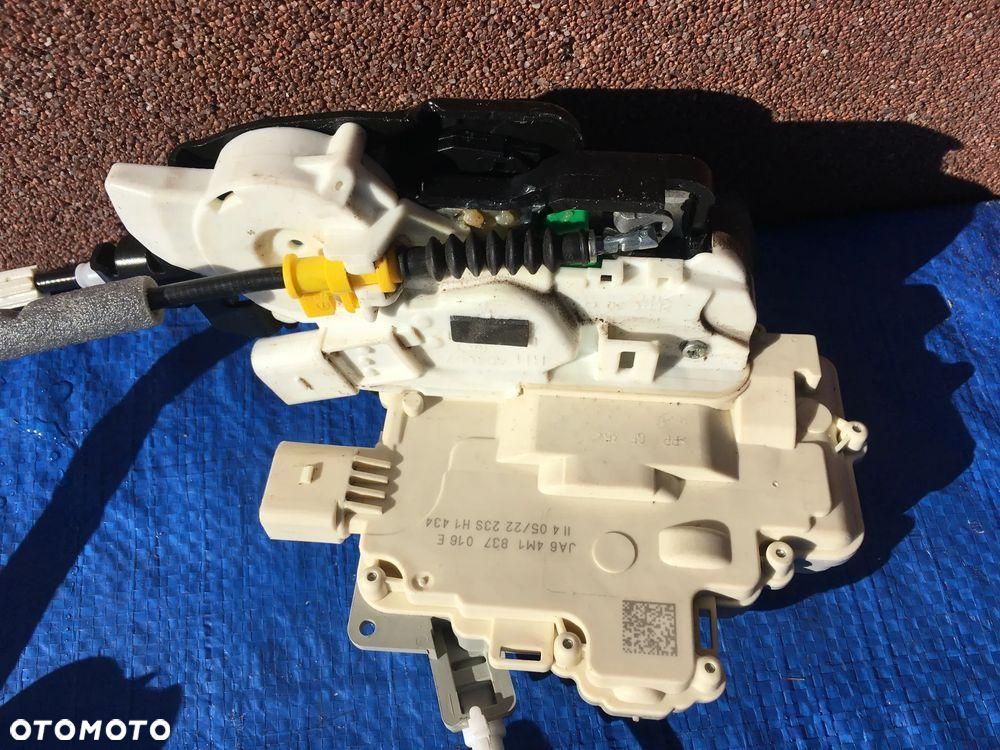 Audi Q7 4M Lift Zamek Z Dociagiem Drzwi Przód Przedni Prawy 4M1837016E - 7