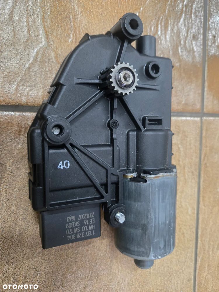 SILNICZEK SZYBERDACHU 8R0959591 - 2