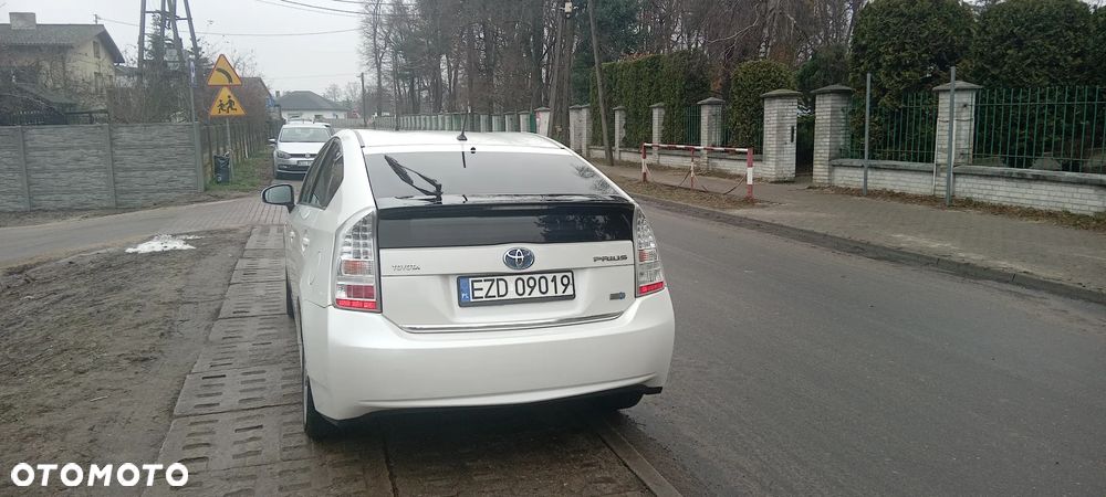 Toyota Prius (Hybrid) Executive - 3