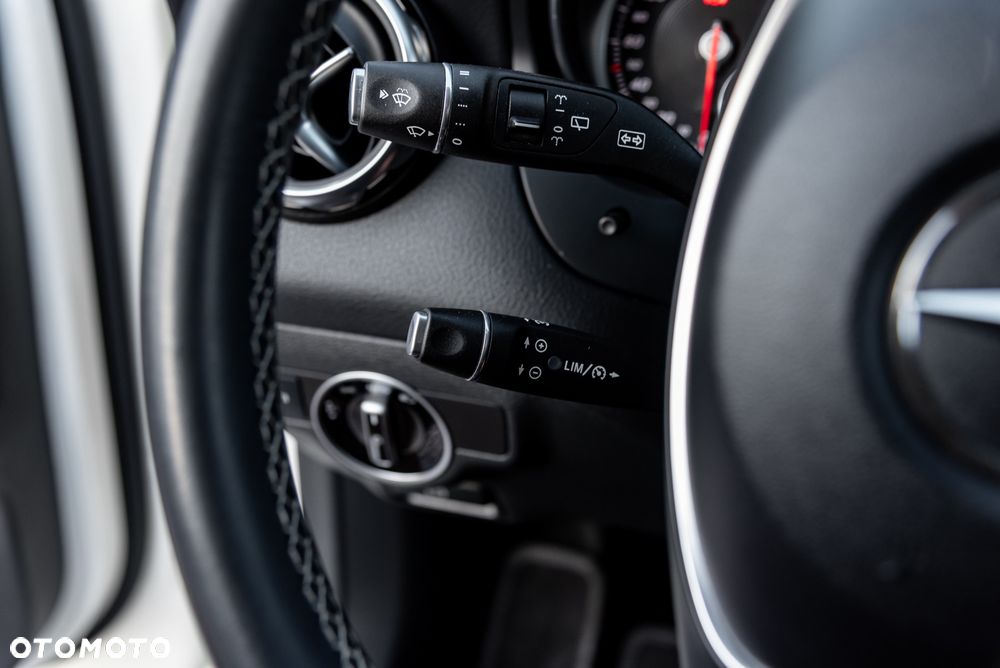 Mercedes-Benz GLA 200 7G-DCT - 32