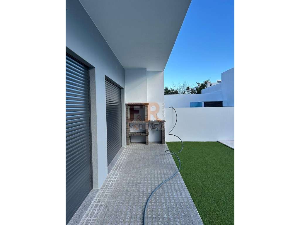 Geminada Duplex T4 Trés suites e Piscina Fernão Ferro - Grande imagem: 2/17
