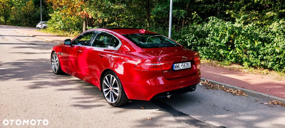 Jaguar XE 2.0 T Prestige - 4