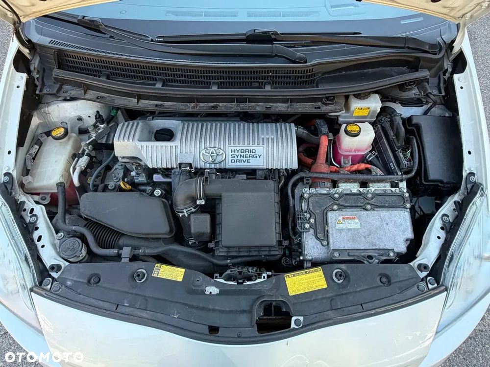 Toyota Prius 1.8 HSD Sol - 4