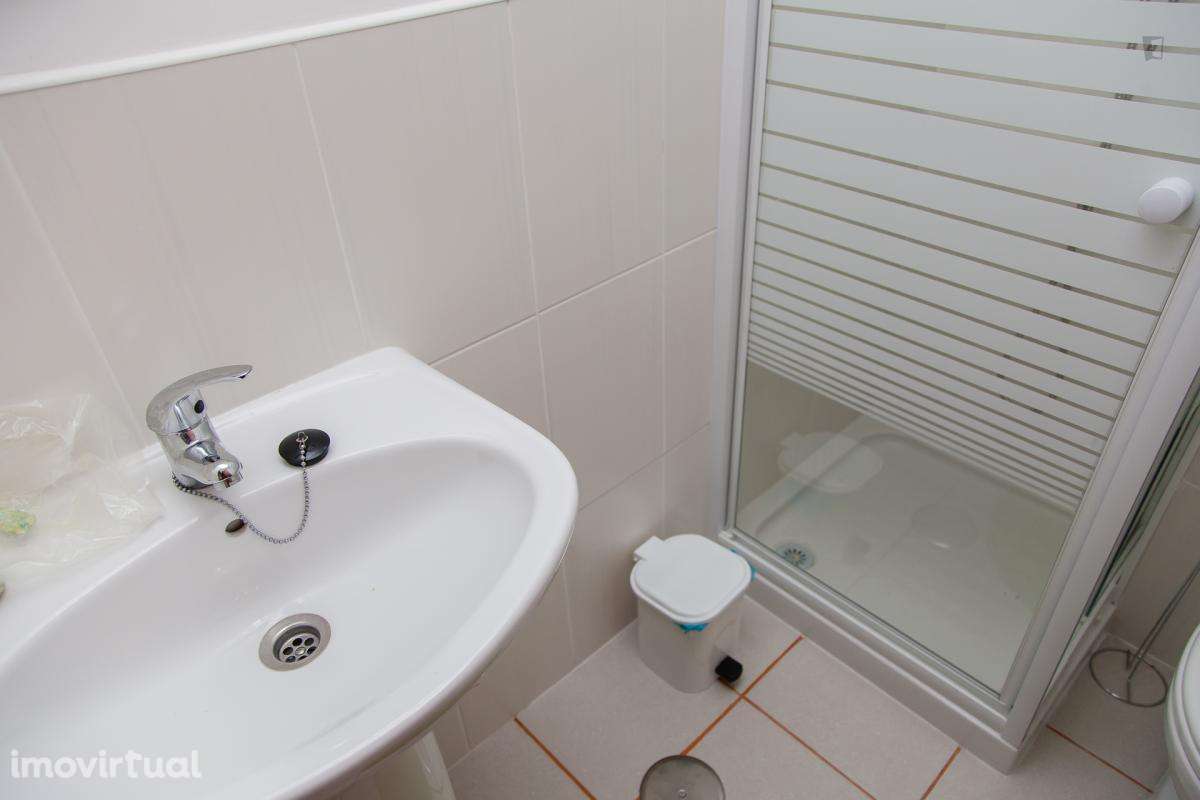 Quarto - localizado em Baixa Coimbra - Grande imagem: 5/17