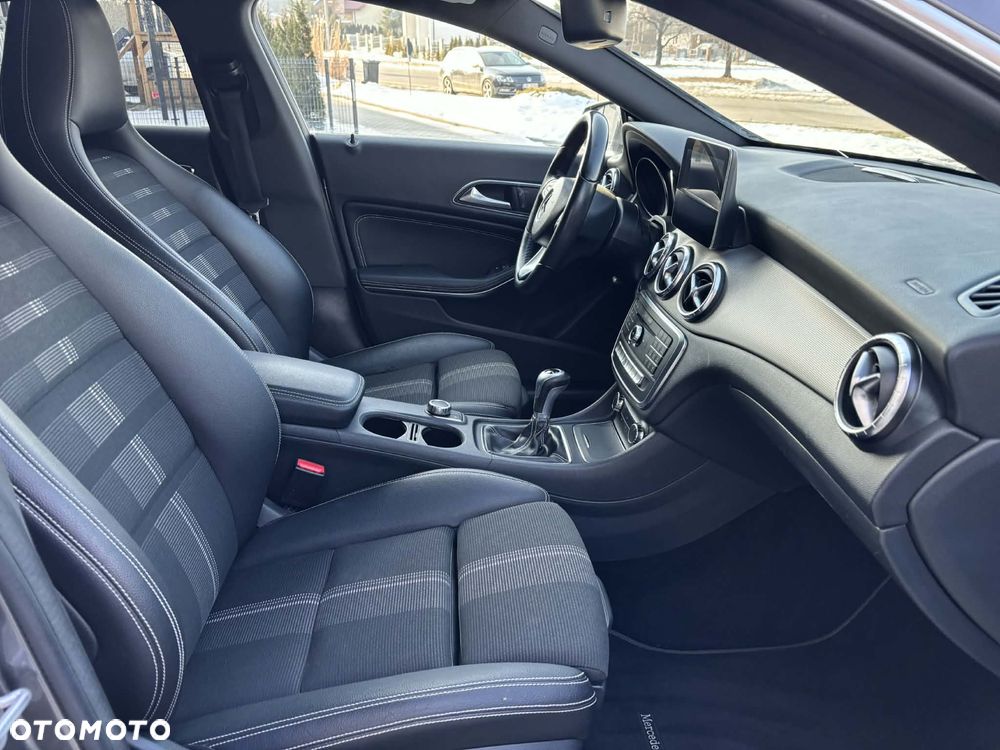Mercedes-Benz CLA 180 Peak Edition - 17