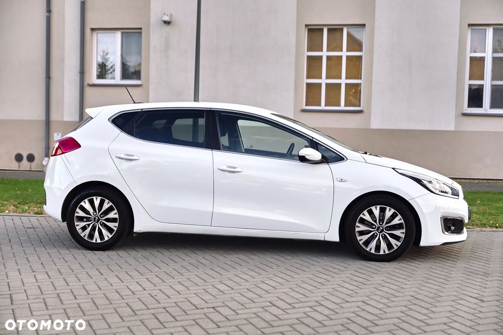 Kia Ceed 1.6 CRDi 136 ISG Dream Team Edition - 11