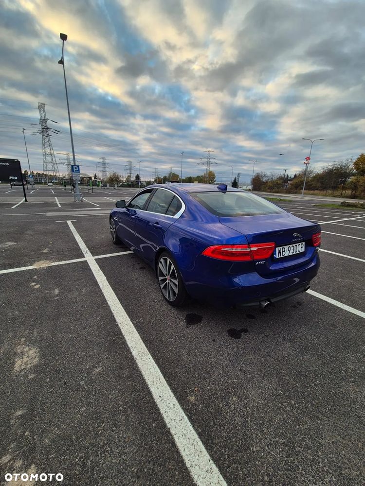Jaguar XE 30t AWD Prestige - 4