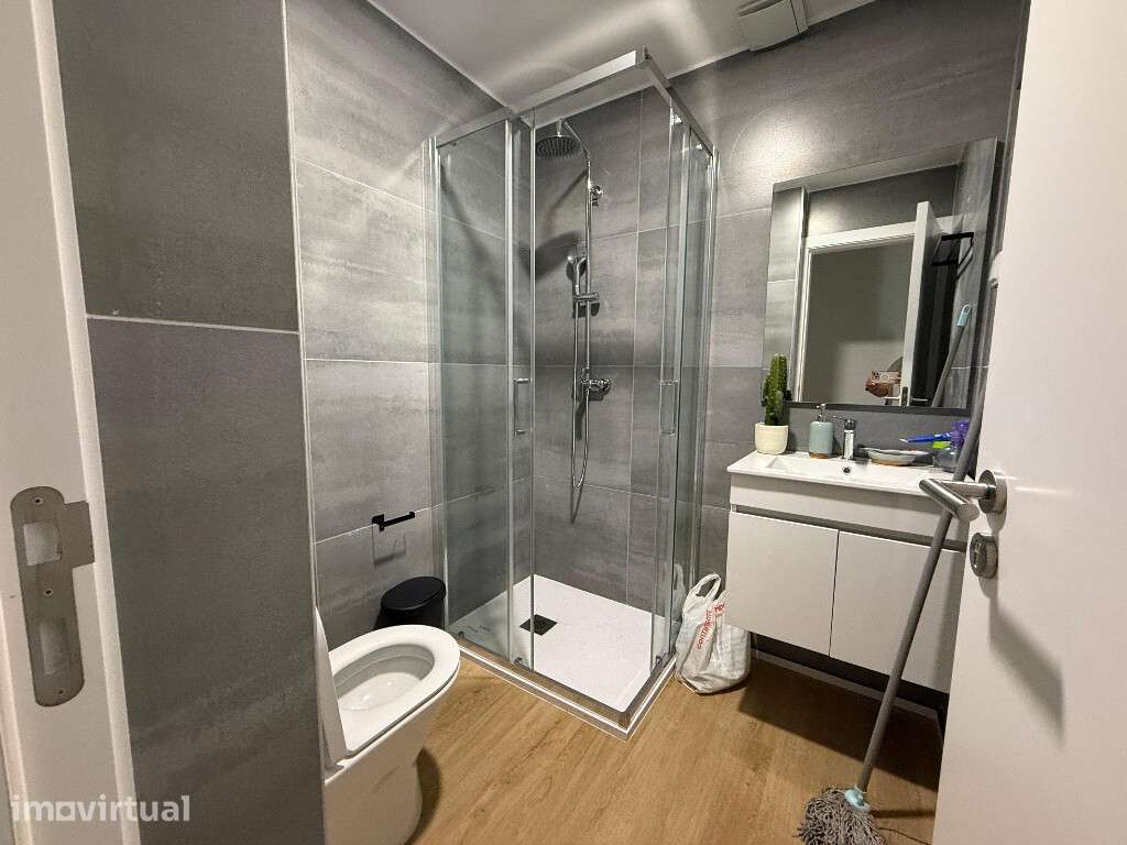 Quarto para arrendamento, mobilados em zona da Fernão Magalhães - Grande imagem: 3/4