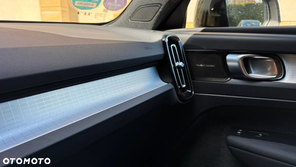 Volvo XC 40 B3 B DKG Plus Black Edition - 29