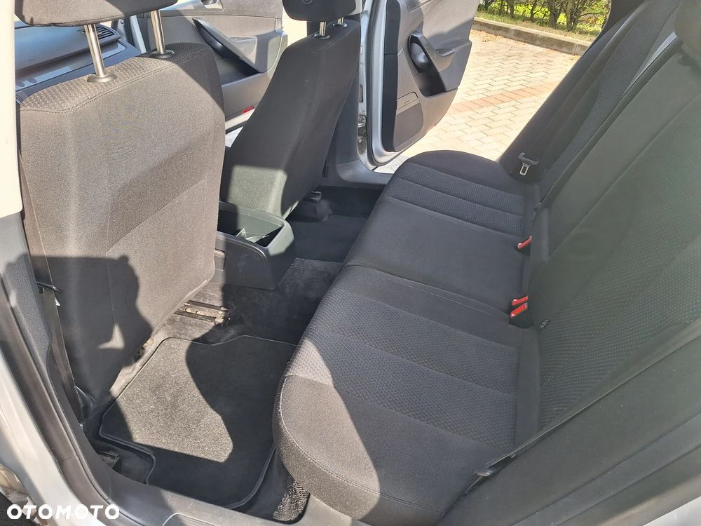 Volkswagen Passat 2.0 TDI Trendline DSG - 16