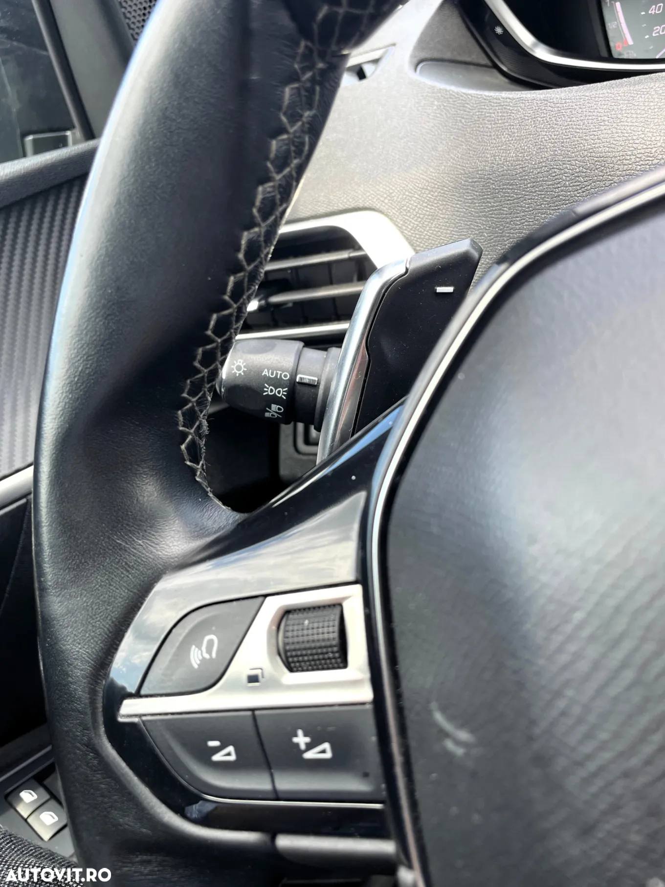 Peugeot 3008 1.2 PureTech S&S EAT8 Allure - 12