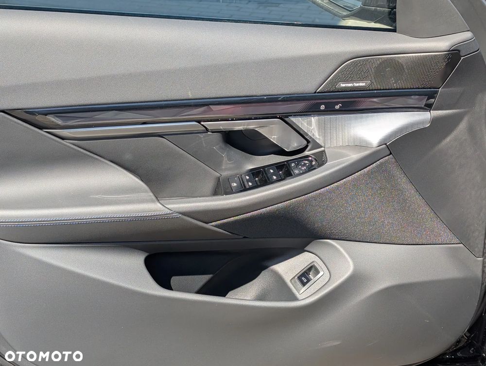 BMW Seria 5 520i mHEV - 16