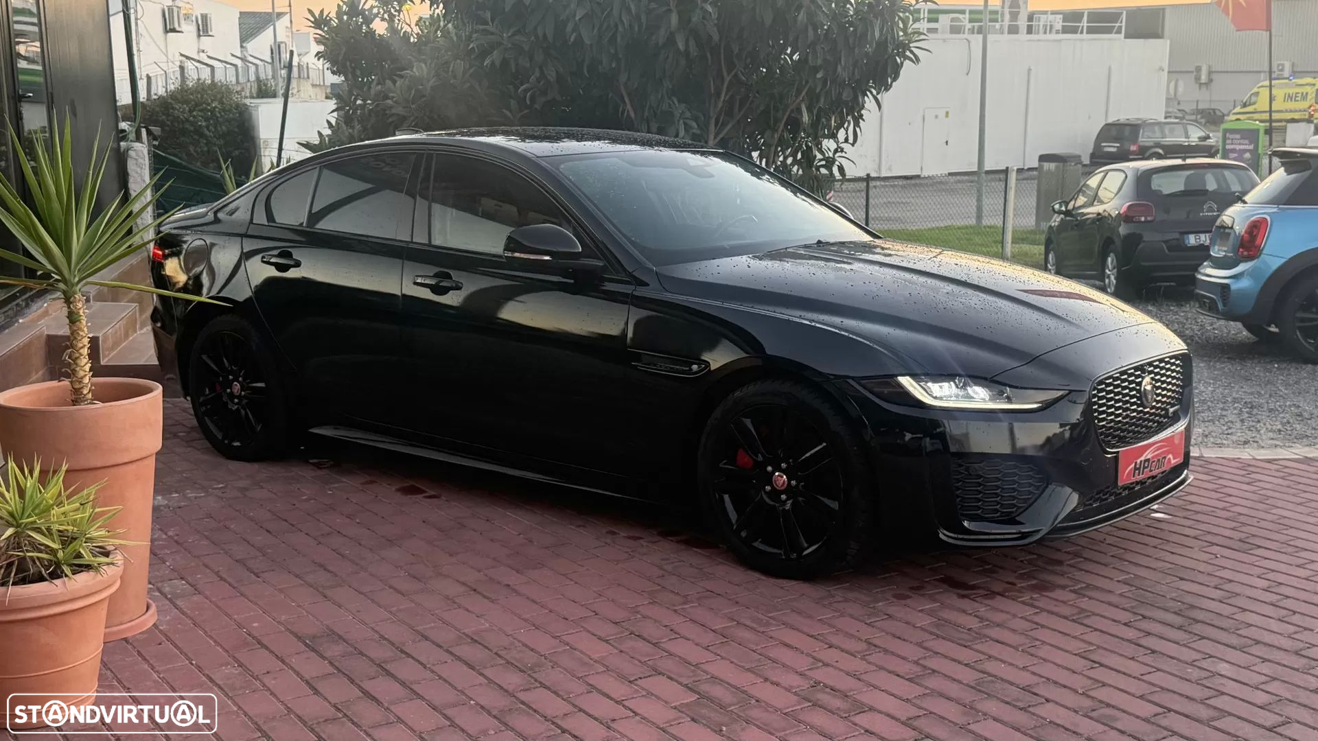Jaguar XE 2.0 D200 R-Dynamic S - 18