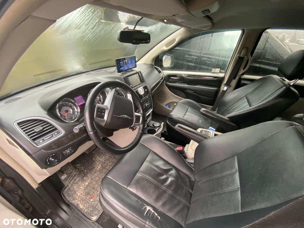 Chrysler Town & Country 3.6 Limited - 13