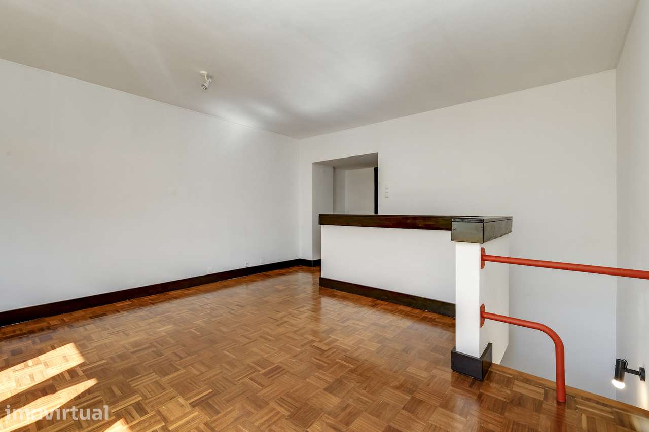 Apartamento Duplex Remodelado no Restelo com Varanda e Estacionamento - Grande imagem: 5/30