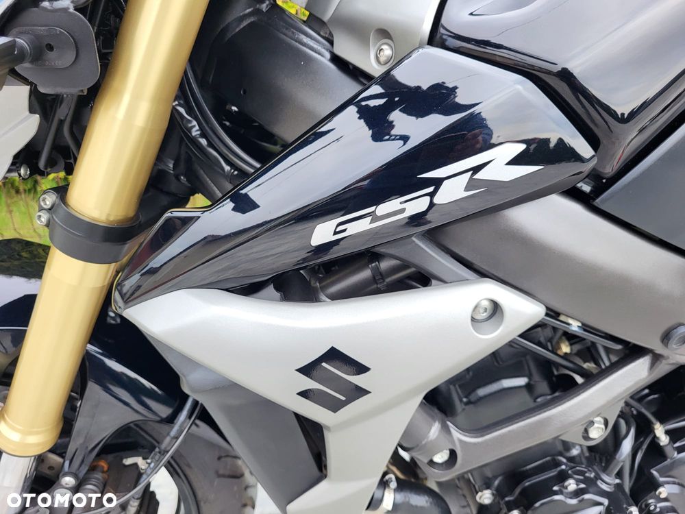 Suzuki GSR - 9