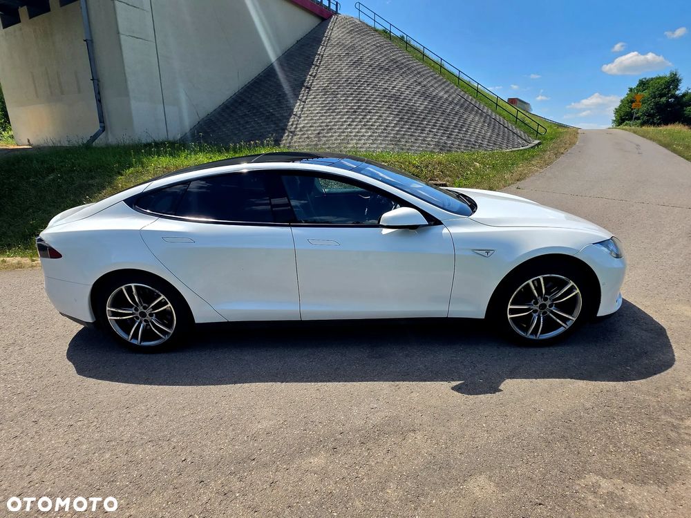 Tesla Model S - 8