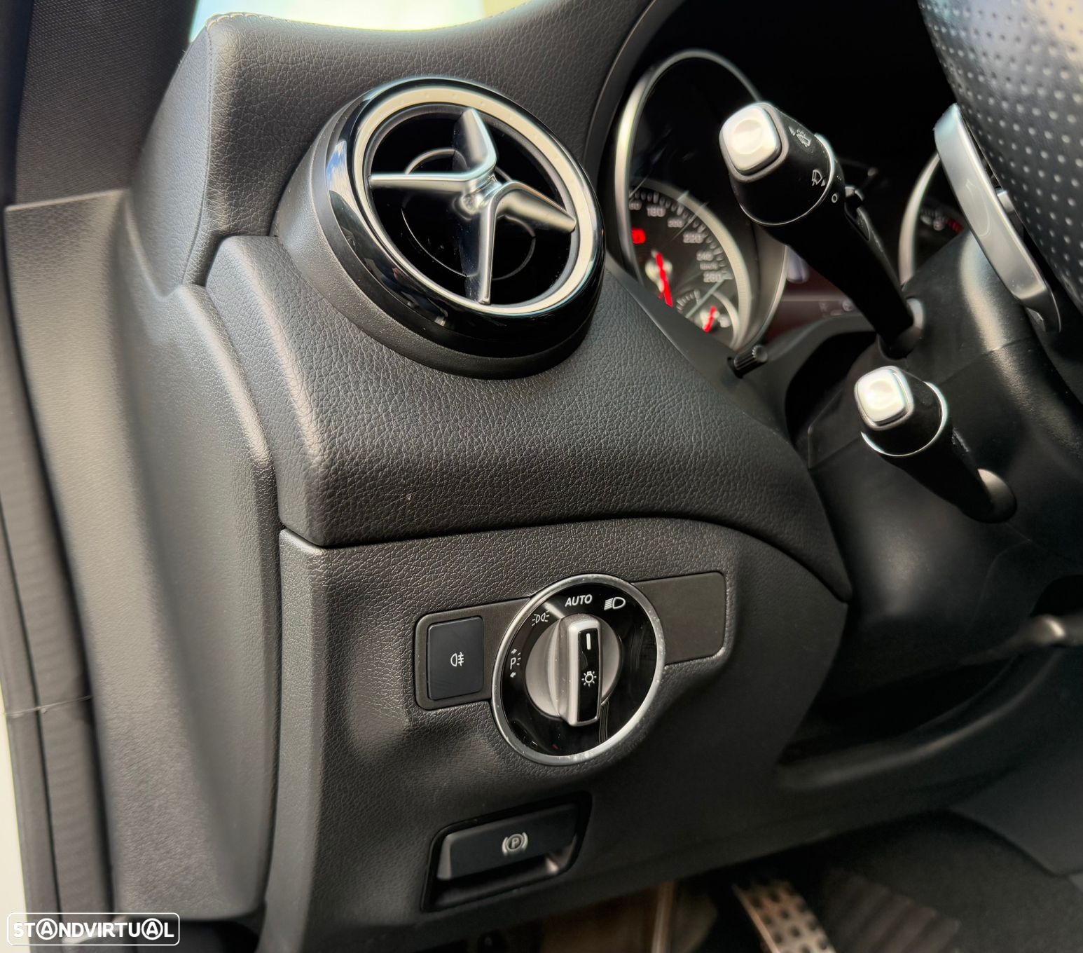 Mercedes-Benz CLA 180 Shooting Brake 7G-DCT AMG Line - 13