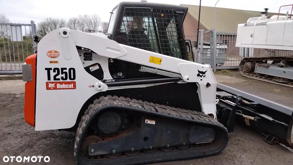 Bobcat T250 - 6