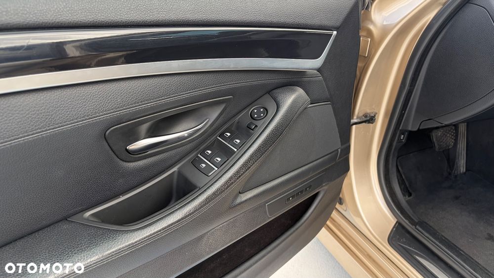 BMW Seria 5 525d - 25