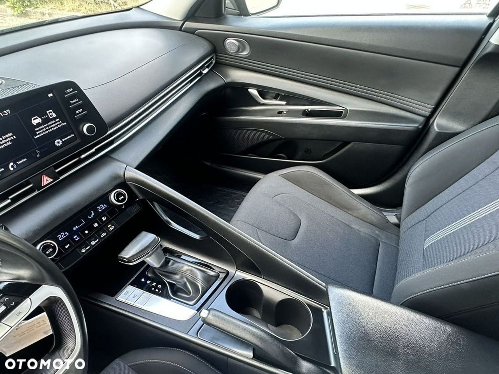 Hyundai Elantra - 36