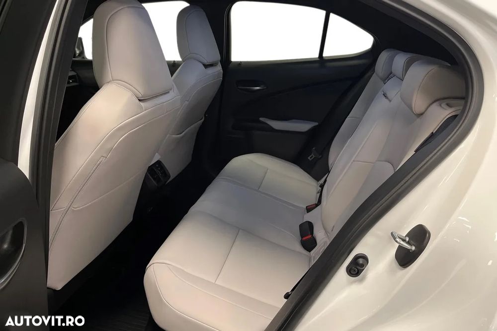 Lexus UX 300h F SPORT Design - 16