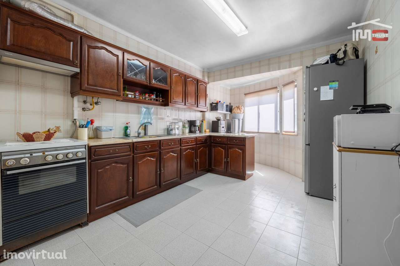 T3 Com Excelentes Áreas e Luminoso, com Varandas e Arrecadação - Grande imagem: 4/26