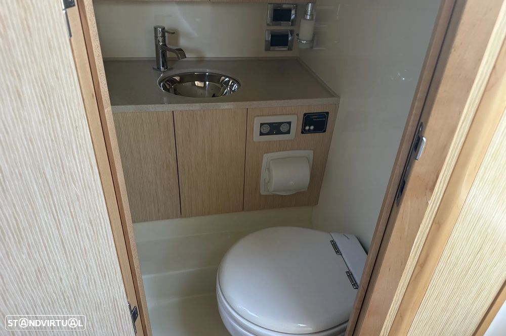 Chris Craft Corsair 32 - 17