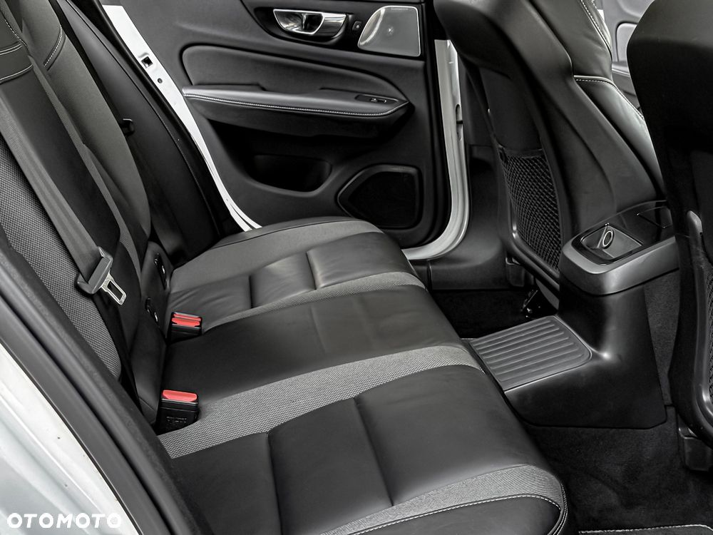 Volvo V60 T8 AWD Recharge Geartronic RDesign - 32