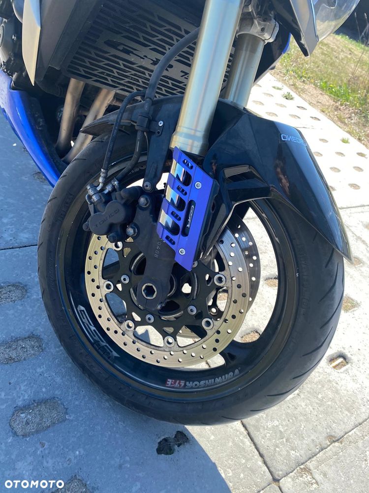 Suzuki GSR - 4