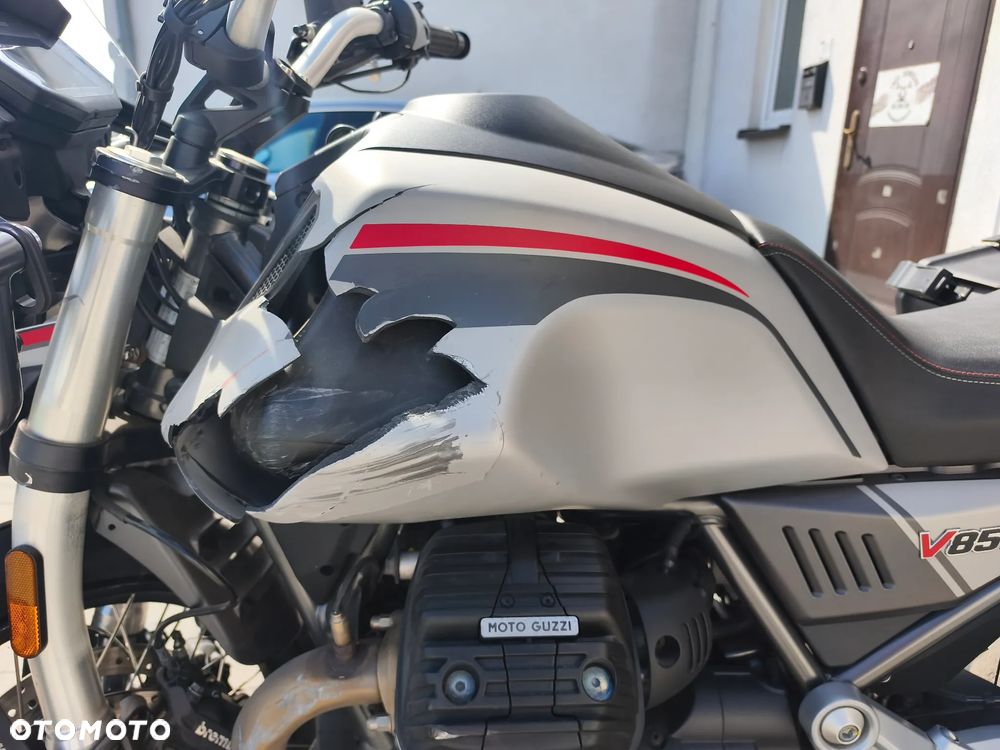 Moto Guzzi V85 - 8