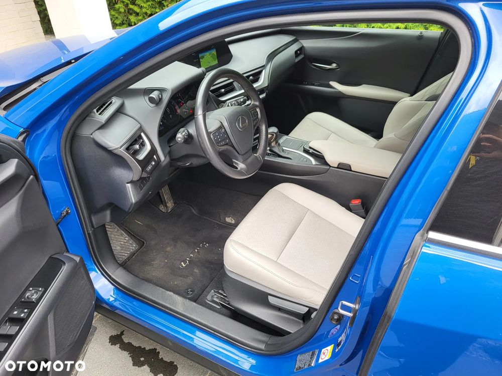 Lexus UX - 4
