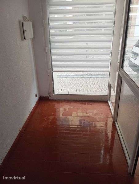 Arrenda-se pequeno espaço comercial na rua do comércio no Bombarral - Grande imagem: 5/12