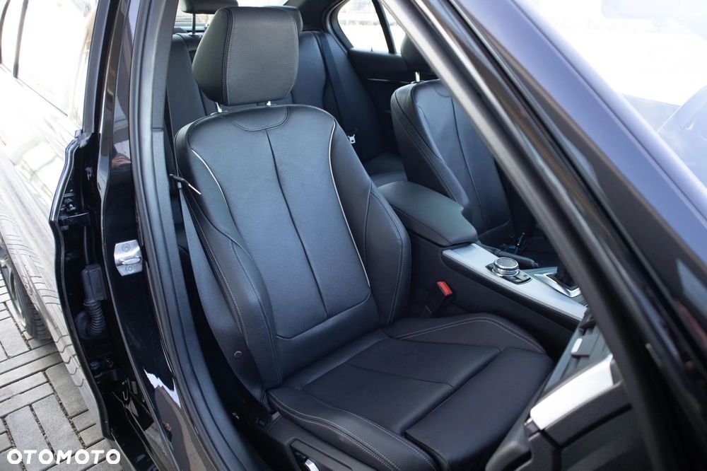 BMW Seria 3 330i xDrive M Sport - 28