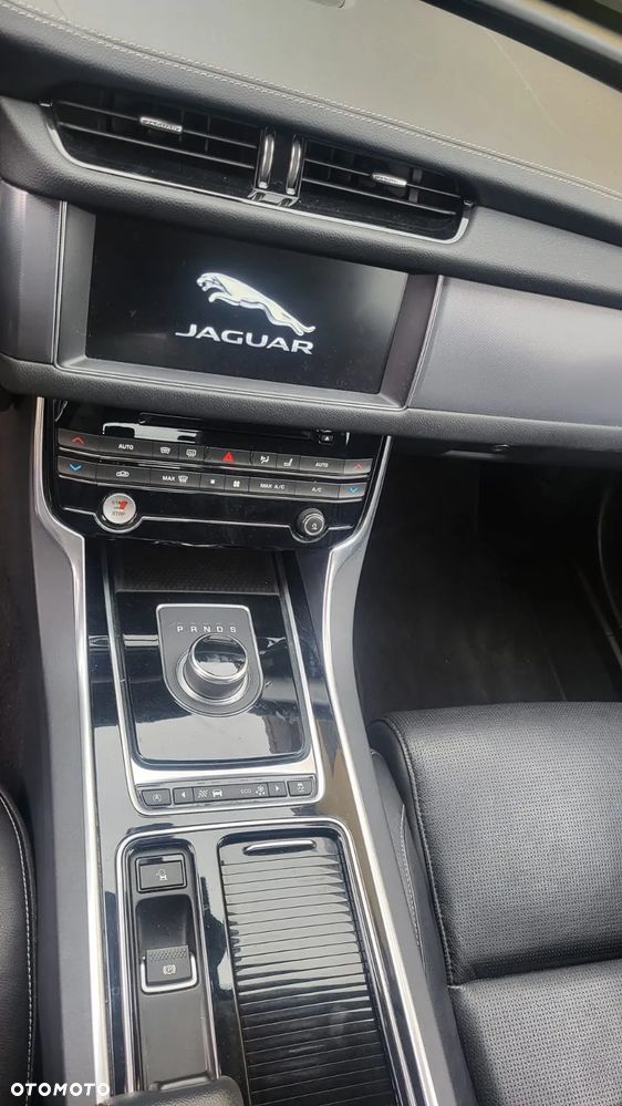 Jaguar XF 20d R-Sport - 14