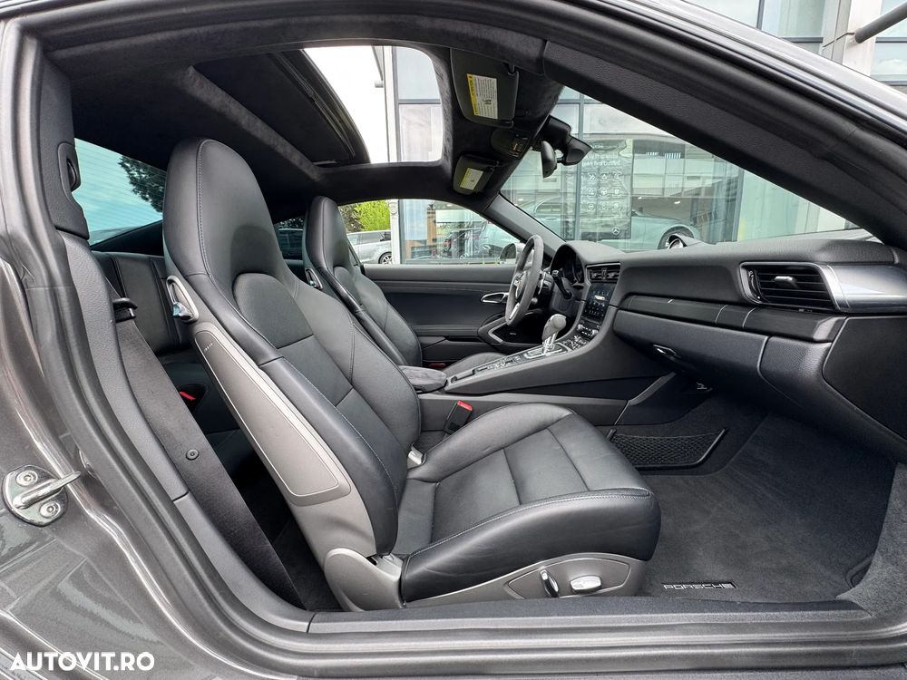 Porsche 911 Carrera 4 GTS PDK - 11