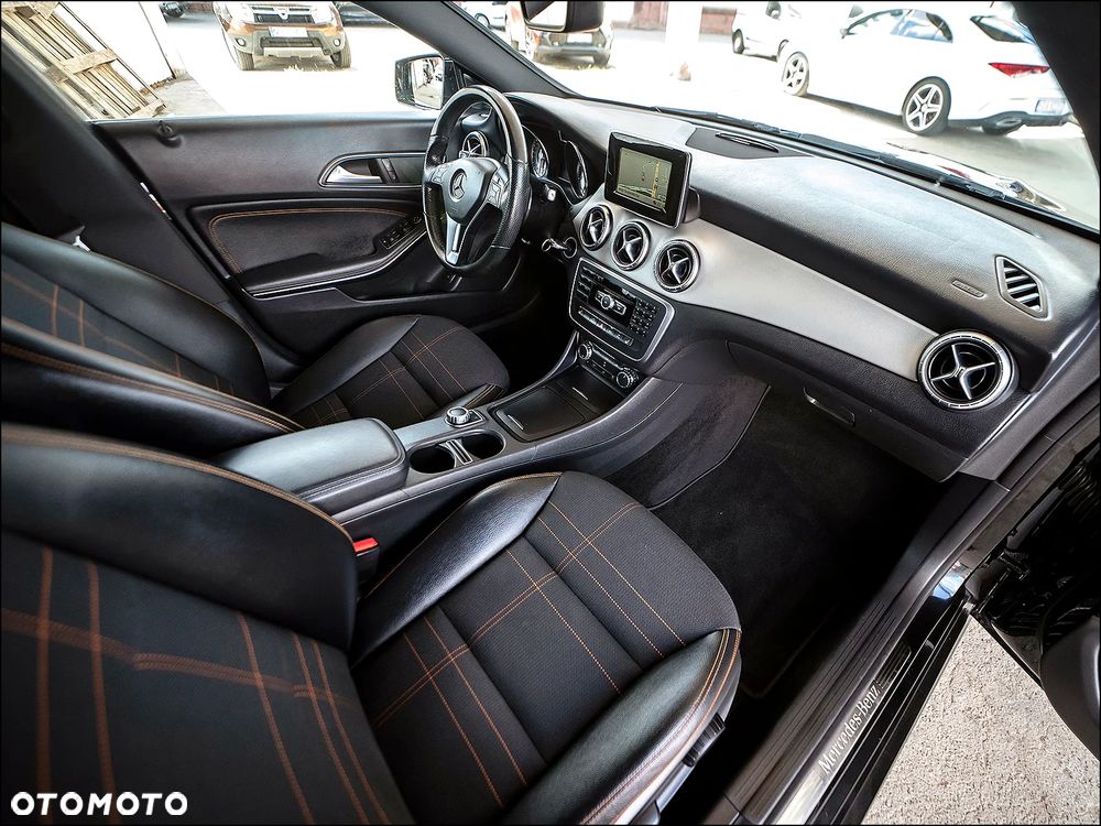 Mercedes-Benz CLA 180 7G-DCT Urban - 18