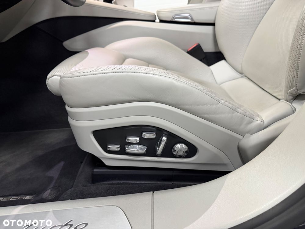 Porsche Panamera Turbo - 24