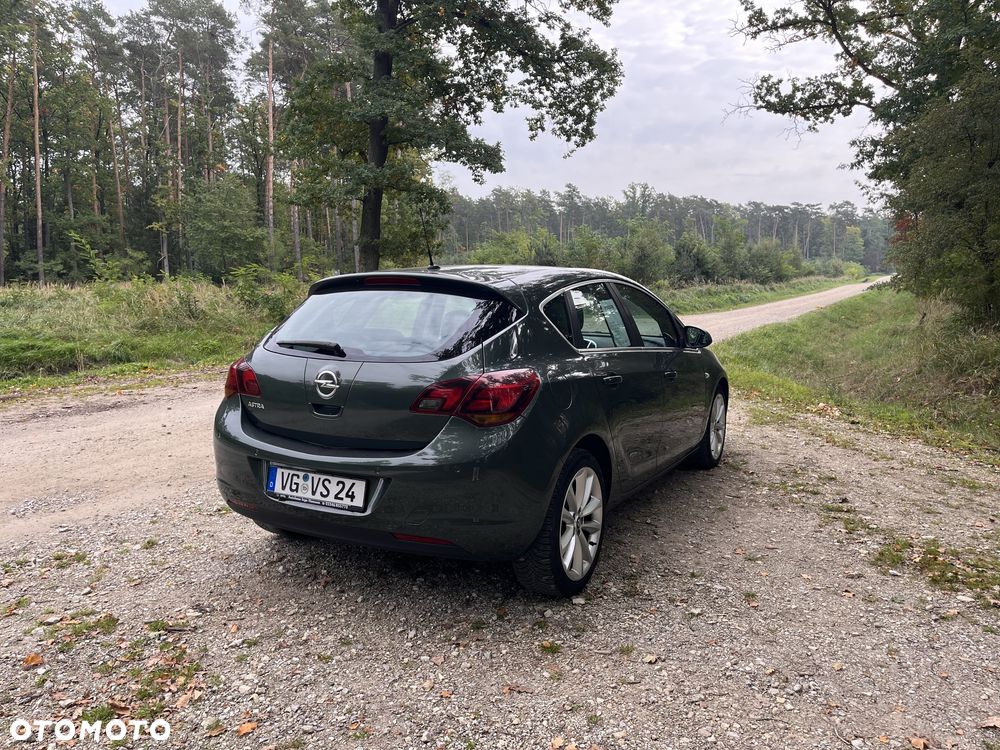 Opel Astra 2010 photo 3