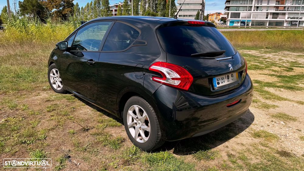 Peugeot 208 2012 photo 2