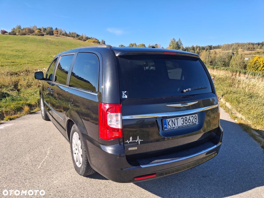 Chrysler Town & Country - 7